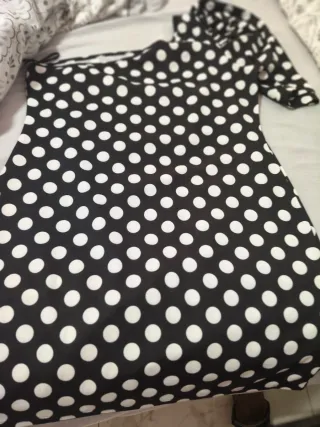 Vestido de lunares negro y blanco