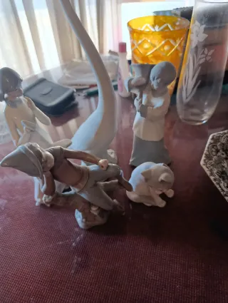 Figura cerámica niño con gato. 5€ cada una