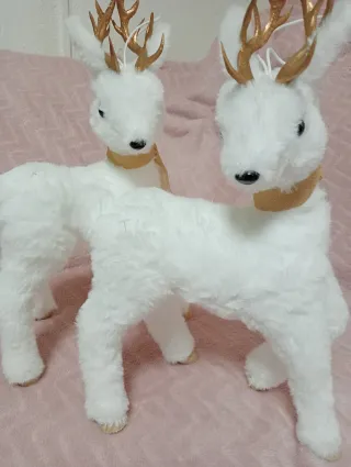 Renos decorativos blancos y dorados