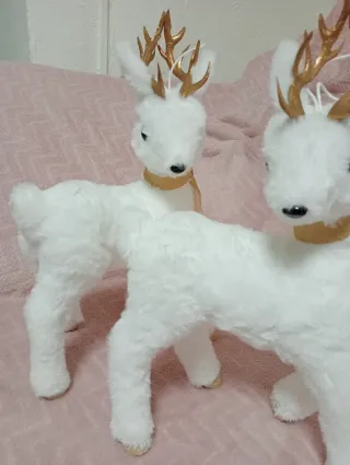 Renos decorativos blancos y dorados