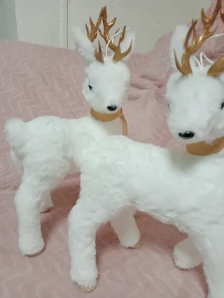 Renos decorativos blancos y dorados