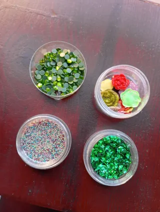 Decoración para uñas: piedras y abalorios