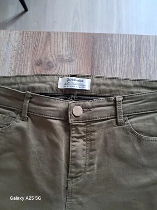 Pantalón Verde Caqui Stradivarius Talla 42