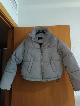 Chaqueta acolchada Bershka gris talla S