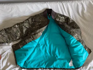 Chaqueta Bomber Converse Camuflaje, plumas