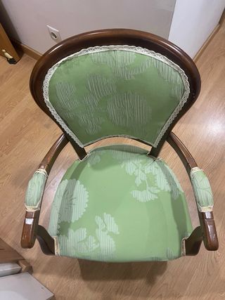 Silla antigua de madera y tela