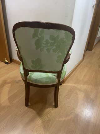 Silla antigua de madera y tela