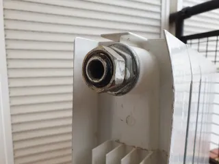 Radiador metálico blanco