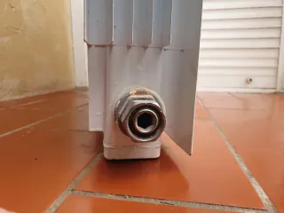 Radiador metálico blanco