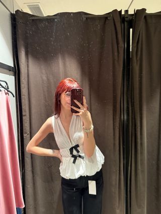 Top blanco con lazada negra