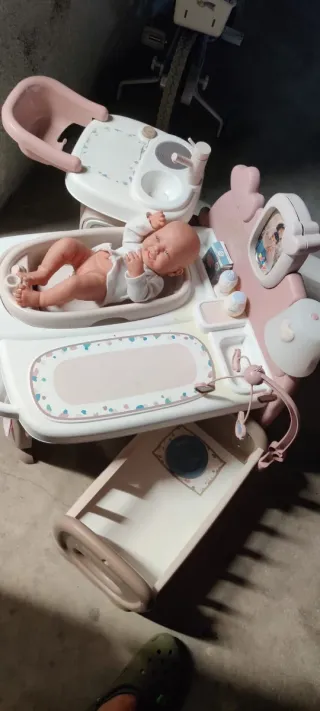 Cambiador y bañera de juguete para bebé