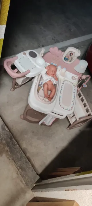 Cambiador y bañera de juguete para bebé