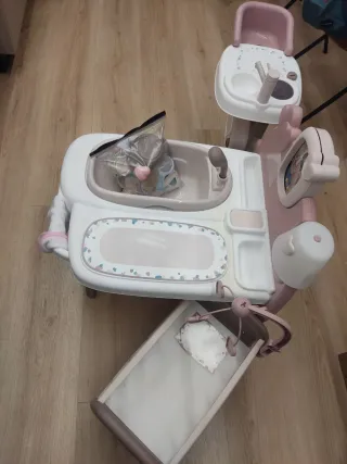 Cambiador y bañera de juguete para bebé
