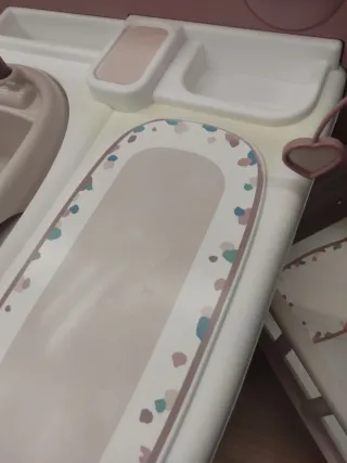 Cambiador y bañera de juguete para bebé