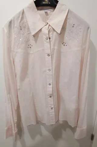 Camisa rosa con pedrería