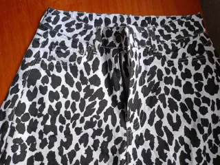 Vaqueros con estampado animal