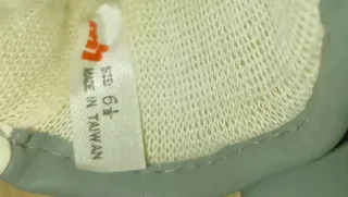 Guantes de niño grises y rojos