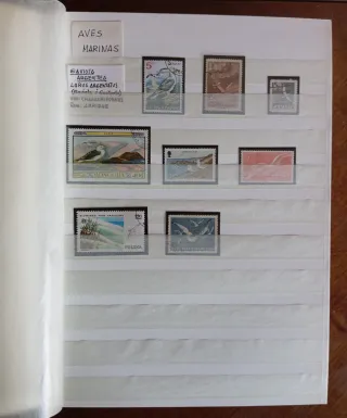 ÁLBUM CON 434 SELLOS DE AVES CLASIFICADAS