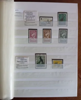 ÁLBUM CON 434 SELLOS DE AVES CLASIFICADAS