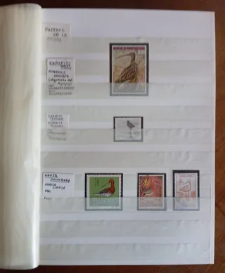 ÁLBUM CON 434 SELLOS DE AVES CLASIFICADAS