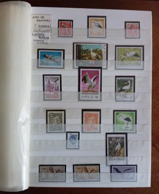 ÁLBUM CON 434 SELLOS DE AVES CLASIFICADAS