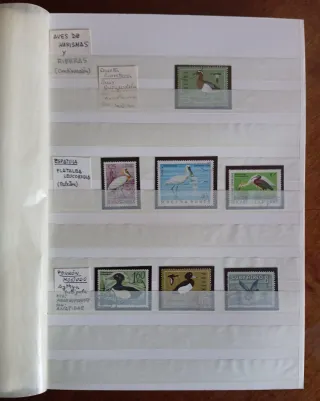 ÁLBUM CON 434 SELLOS DE AVES CLASIFICADAS