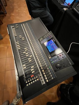 Mesa de mezclas digital Yamaha LS9 con flight case