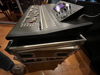 Mesa de mezclas digital Yamaha LS9 con flight case