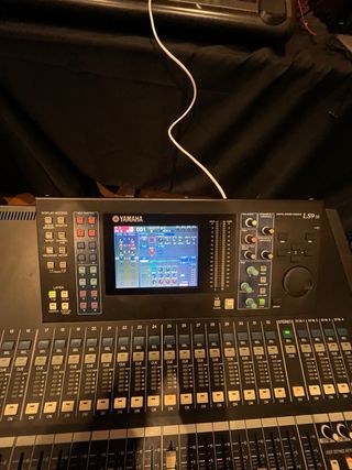 Mesa de mezclas digital Yamaha LS9 con flight case