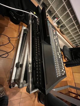 Mesa de mezclas digital Yamaha LS9 con flight case