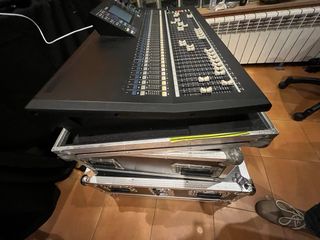 Mesa de mezclas digital Yamaha LS9 con flight case