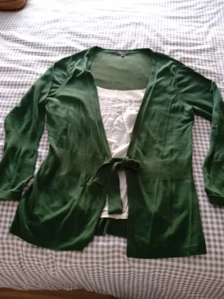 Jersey verde con blusón crema ,con lazada