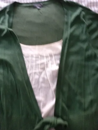 Jersey verde con blusón crema ,con lazada