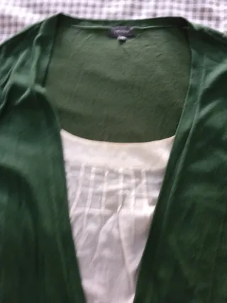 Jersey verde con blusón crema ,con lazada