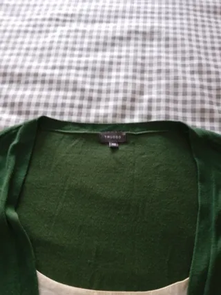 Jersey verde con blusón crema ,con lazada