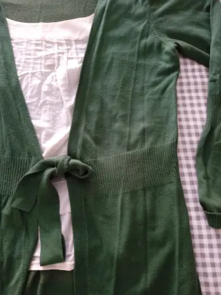 Jersey verde con blusón crema ,con lazada