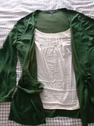 Jersey verde con blusón crema ,con lazada