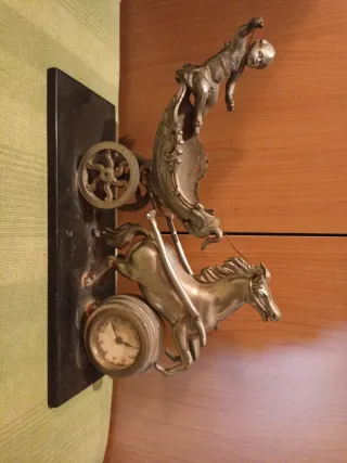 Orologio da tavolo con cavallo e putto Vintage