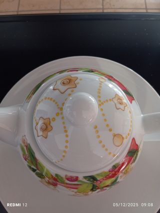 Teiera Thun in porcellana decorata