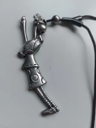 Colgante cuero con muñeca colgada