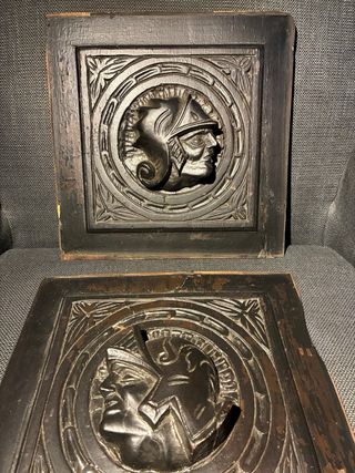 Pareja relieves madera antiguos