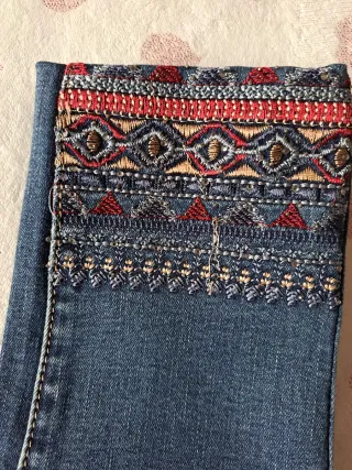 Tejanos con bordado multicolor