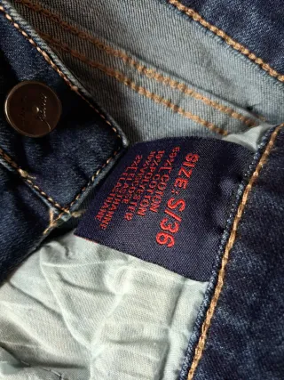 Tejanos con bordado multicolor