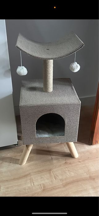 Rascador para gatos con cama y juguetes