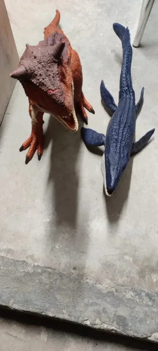 Juguetes dinosaurio y megalodon