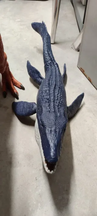 Juguetes dinosaurio y megalodon