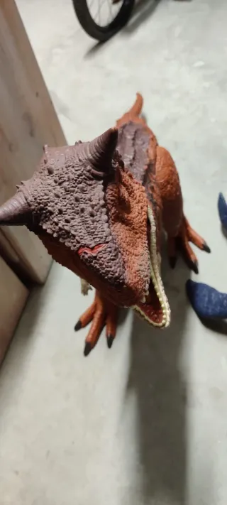 Juguetes dinosaurio y megalodon