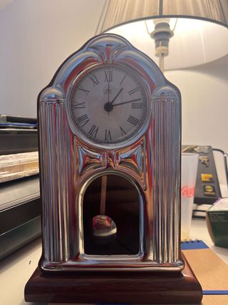 Reloj de péndulo antiguo de plata