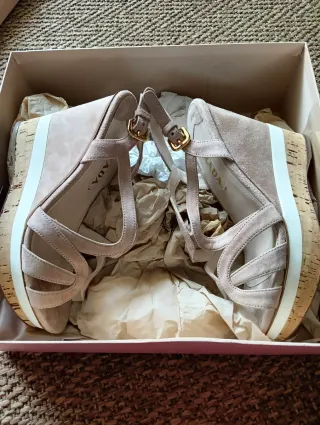 Zapatos Prada Cuña Dorados