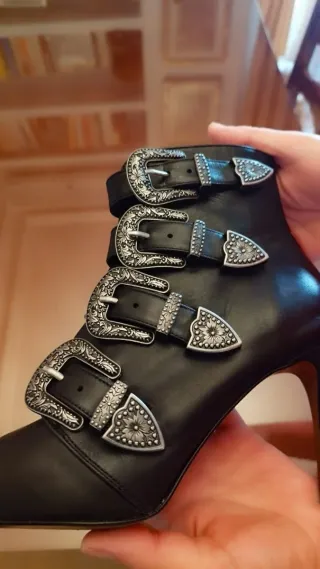 Botines piel negro con hebillas plateadas